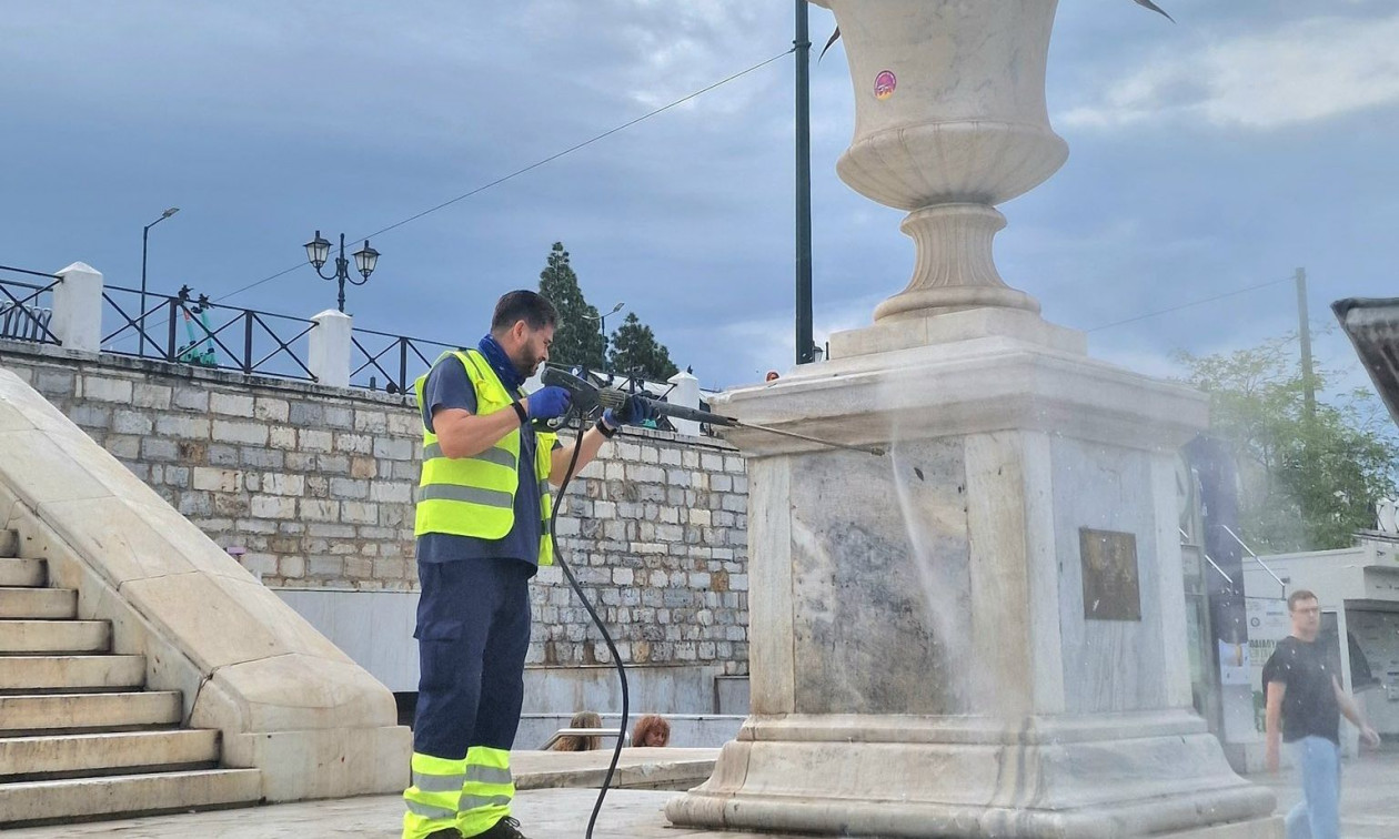 Ο Δήμος Αθηναίων έβγαλε τα συνεργεία καθαρισμού πριν από τον «πόλεμο» με το υπουργείο Άμυνας