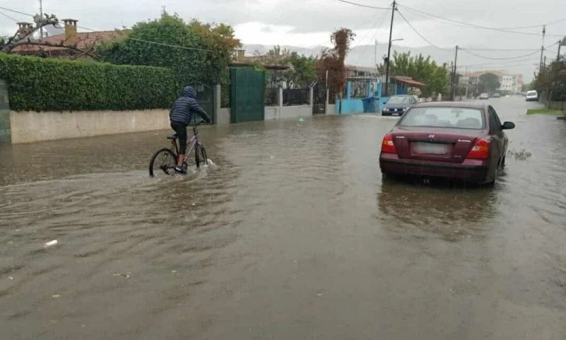 Viral το βίντεο με τα δύο κανό στο πλημμυρισμένο Μεσολόγγι