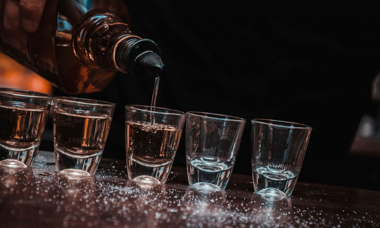 Αλκοόλ και έφηβοι: Ένας στους τρεις 16χρονους στην Ελλάδα πίνει πάνω από 5 ποτά σε ένα βράδυ