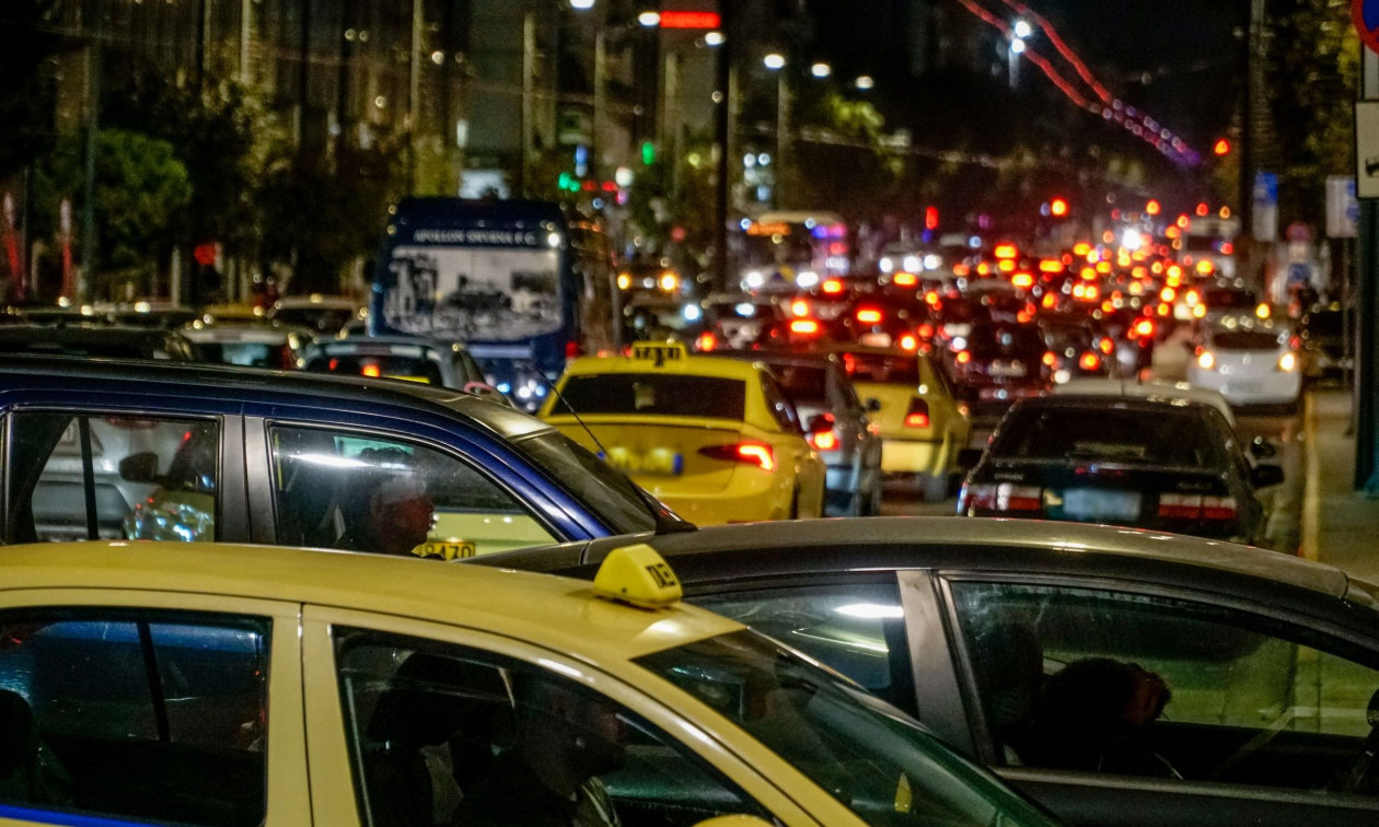Κίνηση στους δρόμους: Στο κόκκινο ο Κηφισός – Μεγάλες καθυστερήσεις στην Αττική Οδό