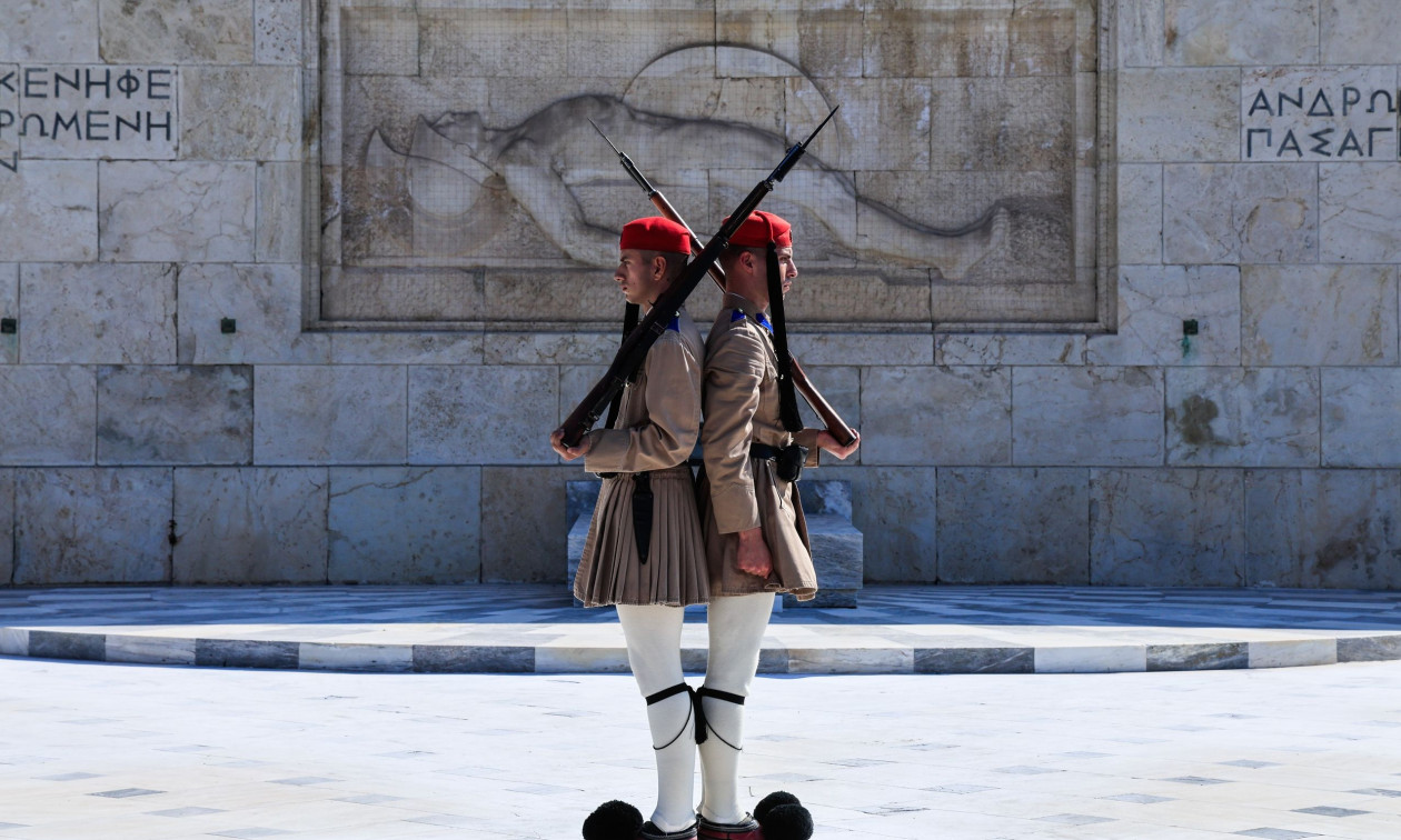 «Πόλεμος» κυβερνησης – Δούκα: «Επαναστατική γυμναστική» γύρω από τον Άγνωστο Στρατιώτη
