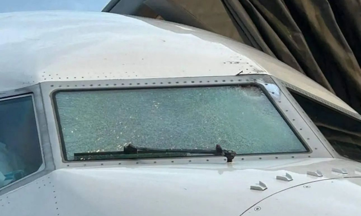 Τρόμος στον αέρα: Άγνωστο αντικείμενοι χτύπησε Boeing – Ράγισε το τζάμι, τραυμστίστηκε ο πιλότος