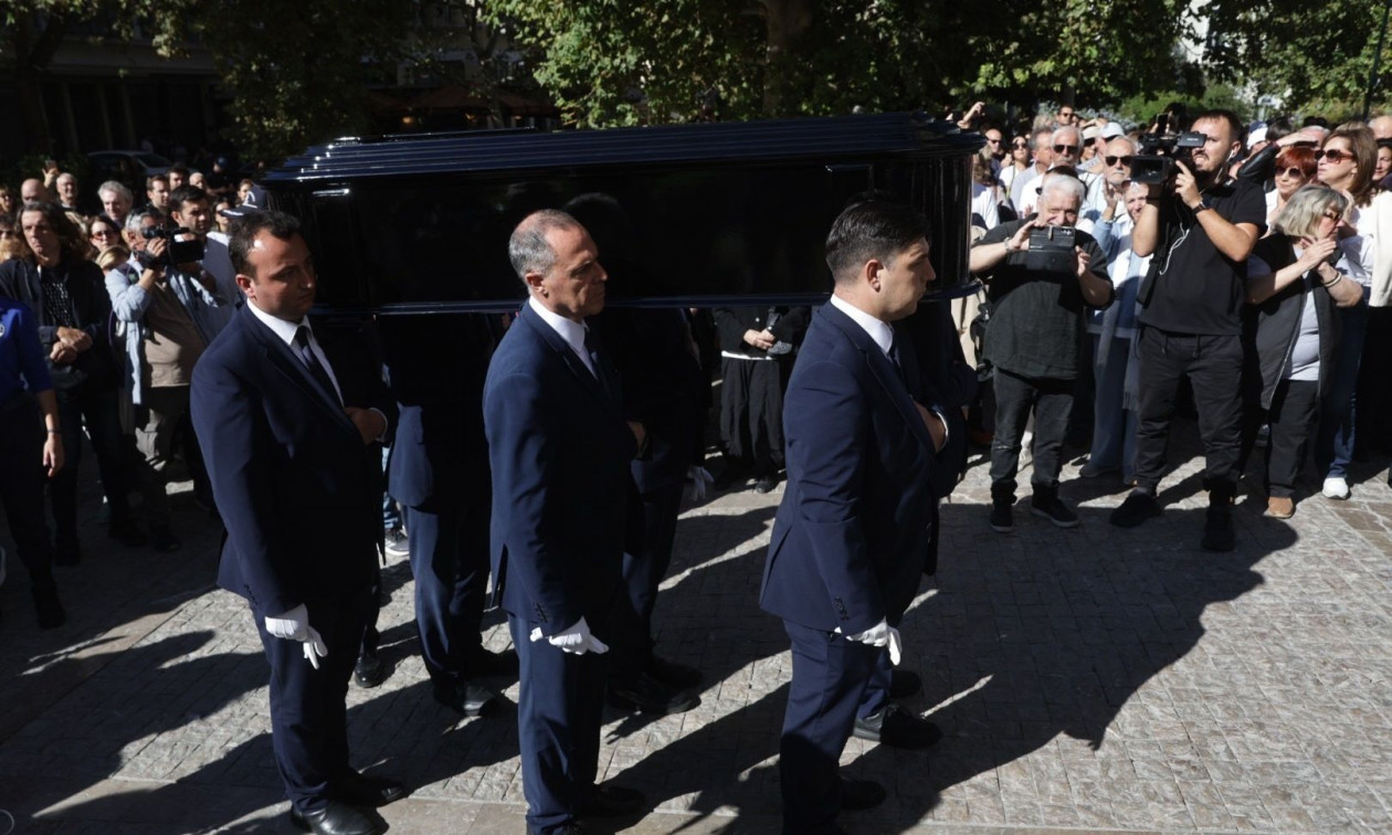 Τελευταίο αντίο στον Διονύση Σαββόπουλο: Απευθείας εικόνα από τη Μητρόπολη