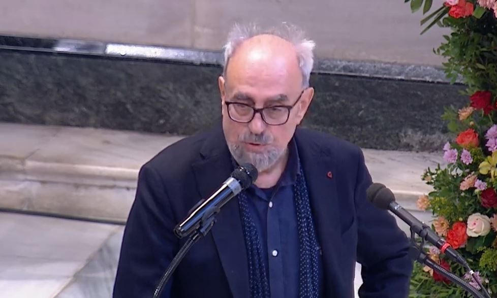 Διονύσης Σαββόπουλος: «Νιόνιο, σε περιμένουν οι κιθάρες», είπε στον επικήδειο ο Γιώργος Σκαμπαρδώνης