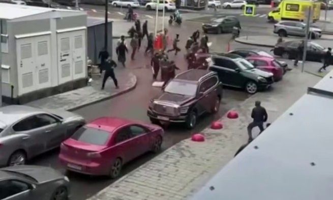 Πεδίο μάχης οι δρόμοι της Μόσχας: «Όχλος μεταναστών» με φτυάρια κυνηγάει κόσμο