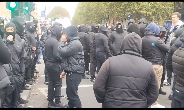 Χάος στο Λονδίνο: Μουσουλμάνοι μασκοφόροι στους δρόμους με σημαίες Μπαγκλαντές και Παλαιστίνης 