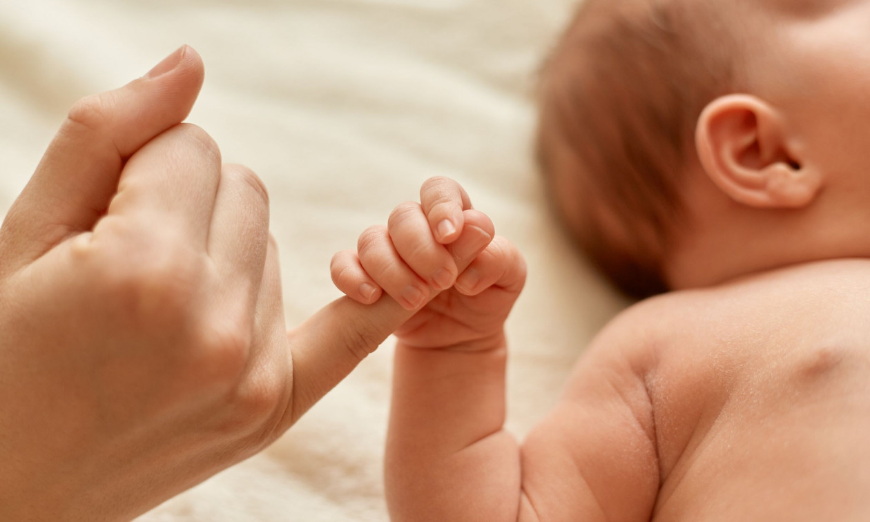 Ρωσία: «Ζηλιάρα» 5χρονη πέταξε το 21 ημερών αδερφάκι της από τον 4ο όροφο