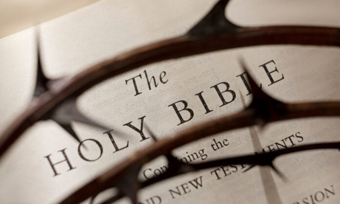 1689722-9087b4b7-top-view-crown-thorns-holy-bible.jpg