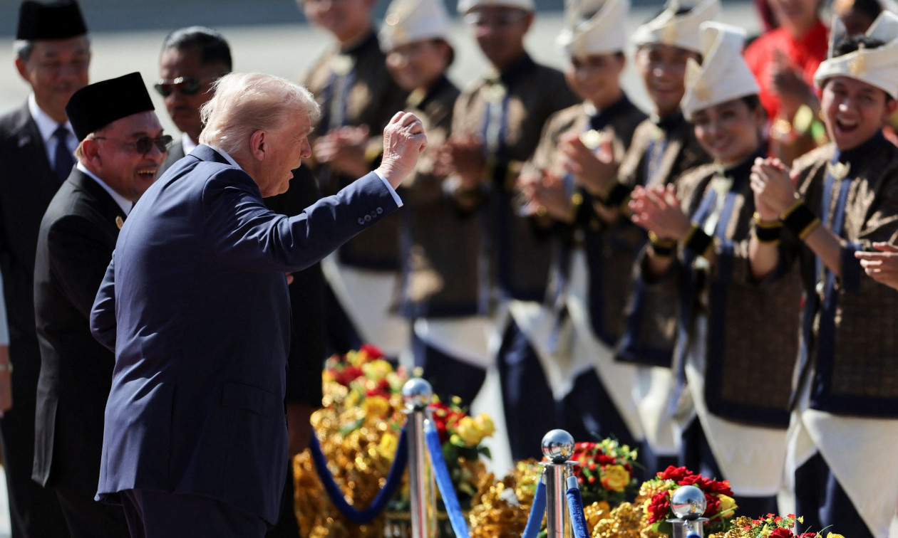 Ο Τραμπ χορεύει στον ρυθμό παραδοσιακών τυμπάνων στο κόκκινο χαλί της υποδοχής στη Μαλαισία