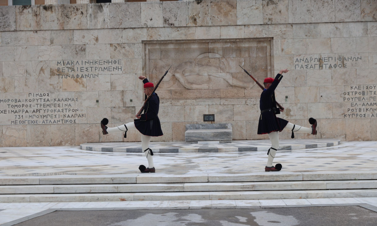 Προσήχθη κοπέλα από το μνημείο του Αγνώστου Στρατιώτη – Αρνούταν να φύγει από το κενοτάφιο