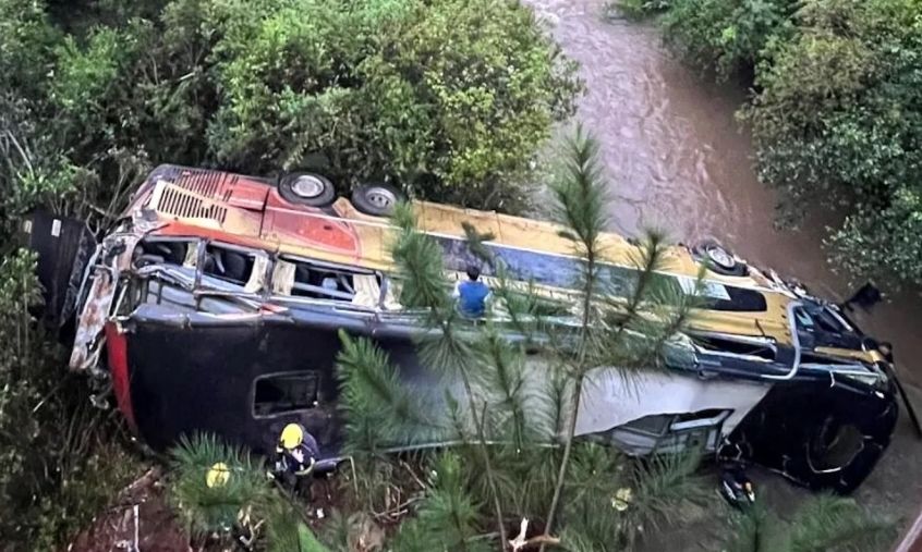 Αργεντινή: Λεωφορείο έπεσε από γέφυρα σε ποταμό – Τουλάχιστον εννέα νεκροί και 29 τραυματίες