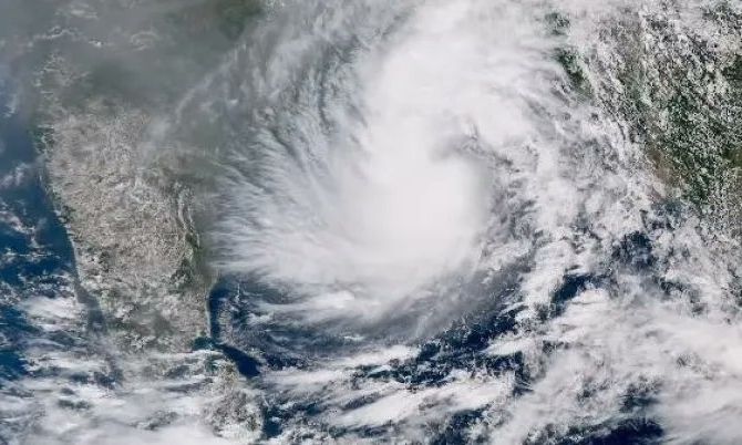 Ινδία: Δεκάδες χιλιάδες άνθρωποι εκκένωσαν τις εστίες τους πριν την άφιξη του κυκλώνα Montha