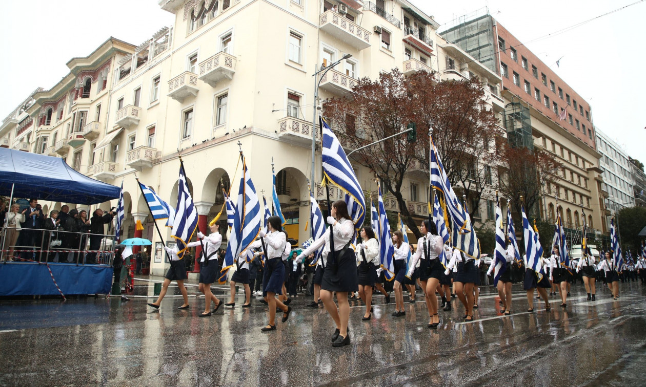 28η Οκτωβρίου: Υπό έντονη βροχόπτωση η παρέλαση στη Θεσσαλοννίκη