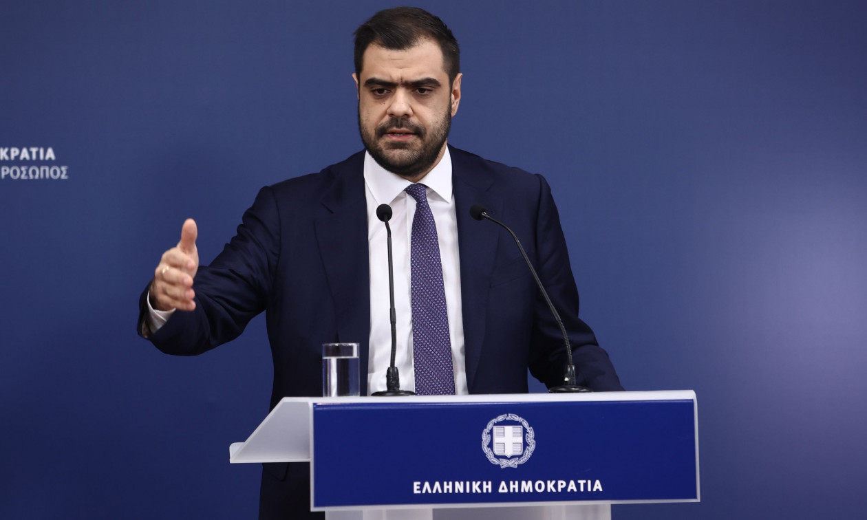 LIVE η ενημέρωση των πολιτικών συντακτών από τον κυβερνητικό εκπρόσωπο, Παύλο Μαρινάκη