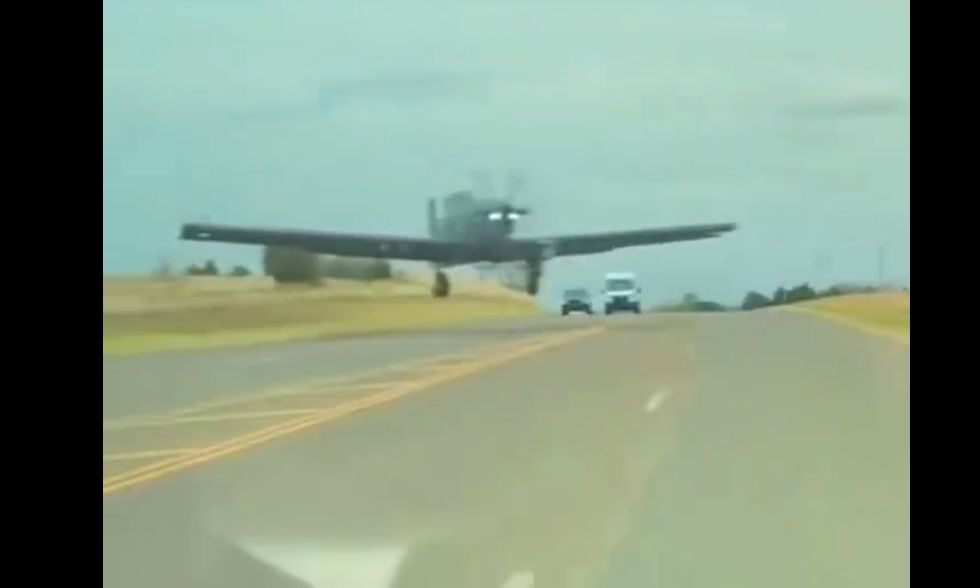 ΗΠΑ: Οδηγός απέφυγε την τελευταία στιγμή αεροσκάφος που έκανε αναγκαστική προσγείωση – Δείτε βίντεο