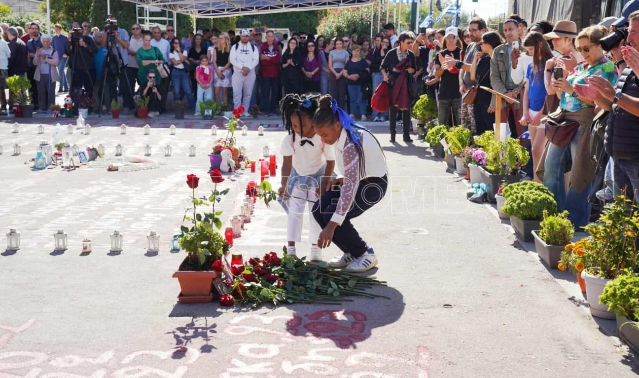 Λουλούδια στη μνήμη των θυμάτων των Τεμπών στο Σύνταγμα – Παρούσα και η Ζωή Κωνσταντοπούλου