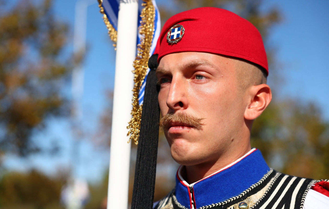28η Οκτωβρίου: Το βλέμμα του Εύζωνα στη στρατιωτική παρέλαση που συγκίνησε