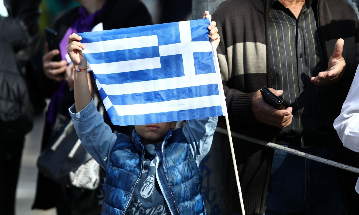 Ξεχωριστή παρέλαση στη Σίκινο: Στο πλευρό των 14 μαθητών του νησιού, συνομήλικοι από το Ελληνικό