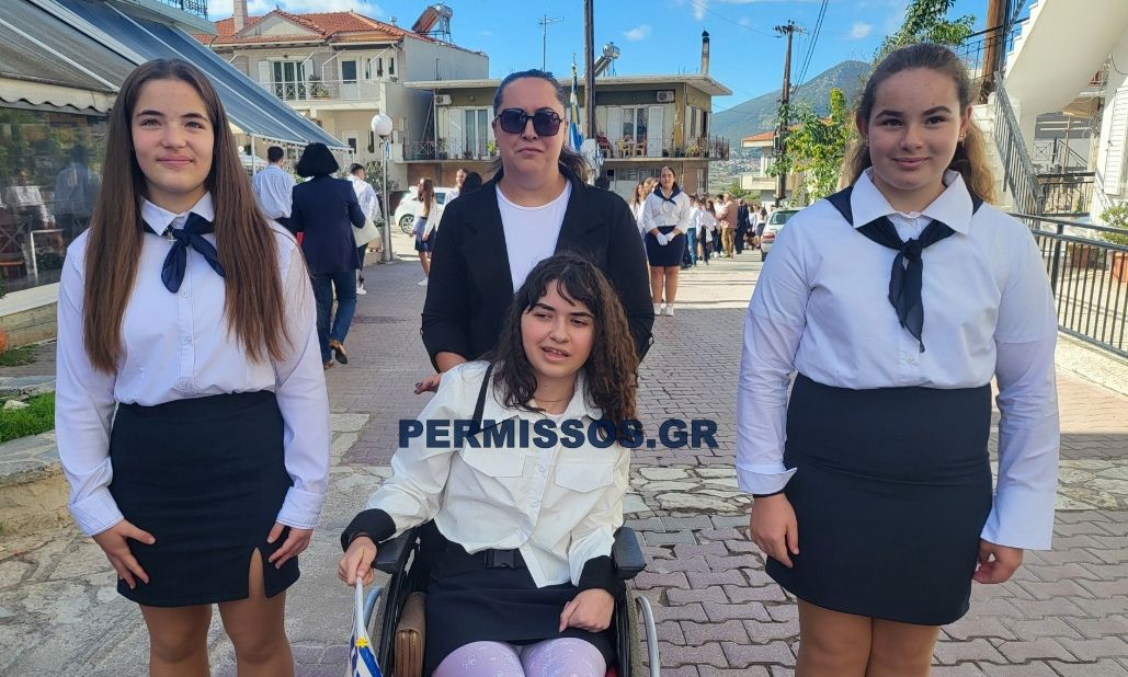 Βοιωτία: Συγκίνησε στην παρέλαση η μικρή Αλεξία που πυροβολήθηκε στο κεφάλι πριν 6 χρόνια – Εικόνες