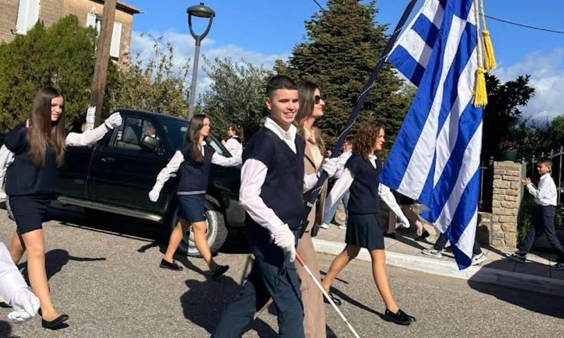 28η Οκτωβρίου: Συγκίνηση για τον τυφλό σημαιοφόρο στη μαθητική παρέλαση