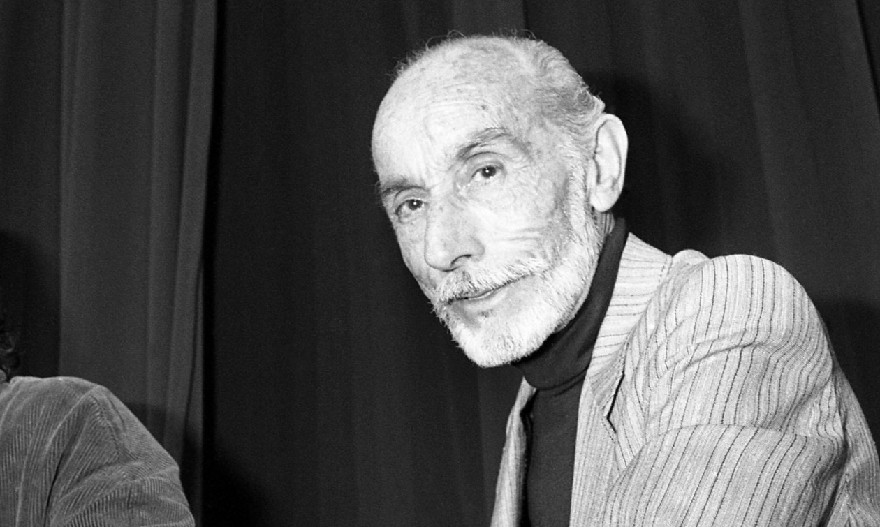 «Η πορεία προς το μέτωπο»: Η απαγγελία του Μάνου Κατράκη από το «Άξιον Εστί» του Οδυσσέα Ελύτη