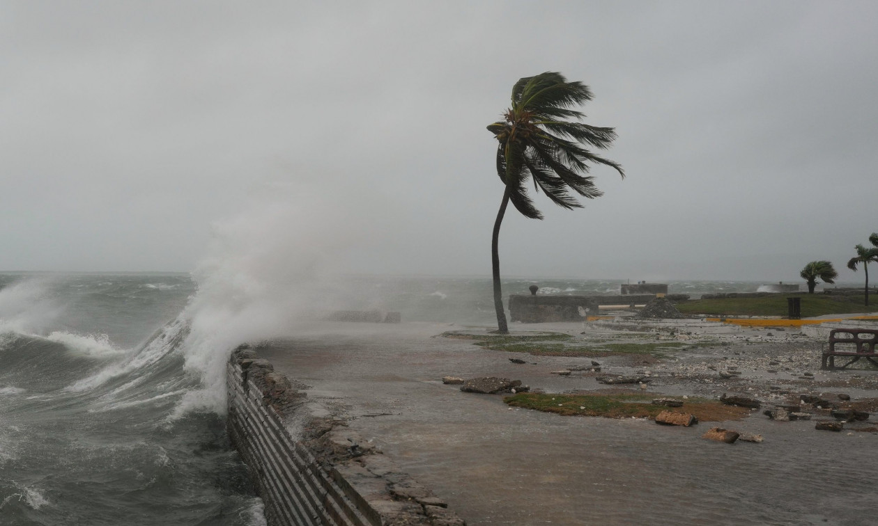 Η «Μελίσσα» χτυπάει την Τζαμάικα – Αποκολλήθηκε στέγη νοσοκομείου – Προειδοποίηση για κροκόδειλους