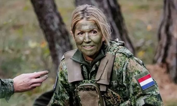 Ολλανδία: Αγνώριστη η βασίλισσα Μάξιμα – Εμφανίστηκε με φούμο και στρατιωτική παραλλαγή