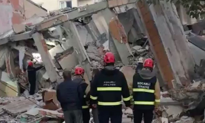 Τουρκία: Εξαώροφο κτίριο κατέρρευσε στην περιοχή Γκέμπζε του Κοτζαελί