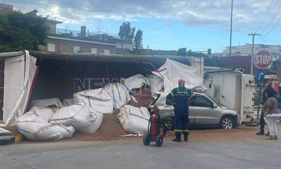 Ανετράπη νταλίκα που μετέφερε χώματα στα Βλάχικα της Βάρης – Επεσε σε ΙΧ