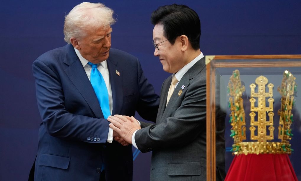 Ο Tραμπ απέκτησε χρυσό…στέμμα – Η Νότια Κορέα του απένειμε την ύψιστη τιμή της χώρας