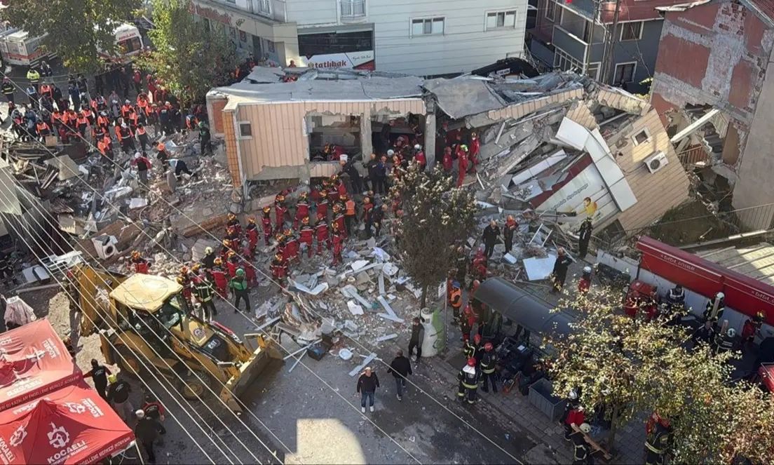 Σαν χάρτινος πύργος κατέρρευσε η επταώροφη πολυκατοικία στην Τουρκία – Εγκλωβισμένη μια οικογένεια