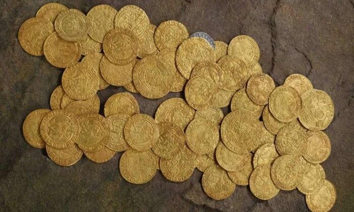 Αγγλία: Βρέθηκαν 69 νομίσματα σε αυλή σπιτιού από την εποχή των Τυδώρ – Αστρονομική η αξία τους