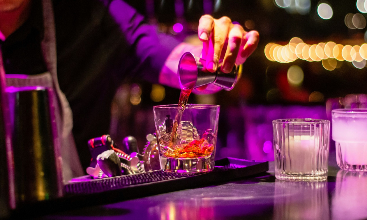 Φρένο στο ποτό των ανηλίκων: Χειροπέδες σε επτά άτομα και εκατοντάδες έλεγχοι στη Θεσσαλονίκη