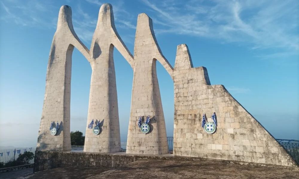 Βανδαλισμός o στολισμός στο Μνημείο του Ζαλόγγου – Tι καταγγέλλει το Ίδρυμα Ίδρυμα Ζογγολόπουλου