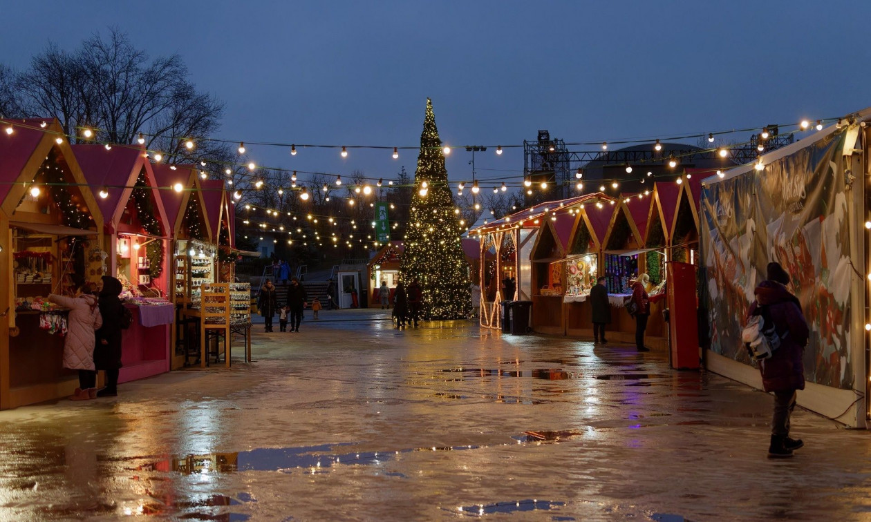 Χριστούγεννα 2025… από Νοέμβριο: Πού και πότε θα φωταγωγηθεί το πρώτο χριστουγεννιάτικο δέντρο