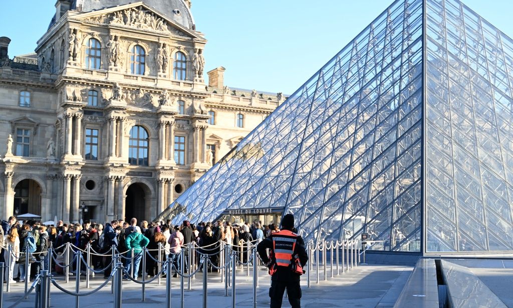 Λούβρο: Ίχνη DNA συνδέουν έναν από τους πέντε προσαχθέντες με την κλοπή