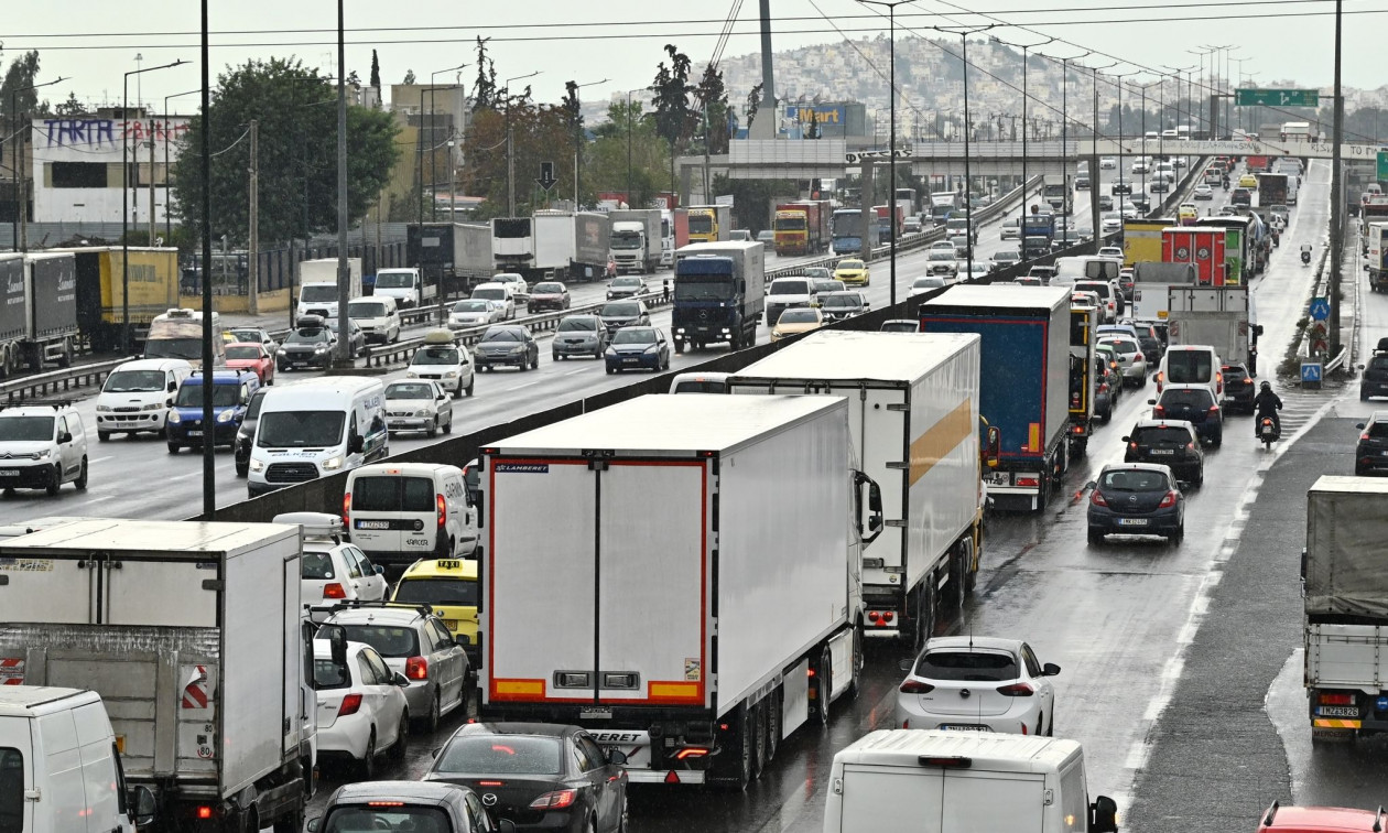 Κίνηση τώρα: Ακινητοποιημένη νταλίκα στον κόμβο Καλυφτάκη – Μεγάλες καθυστερήσεις