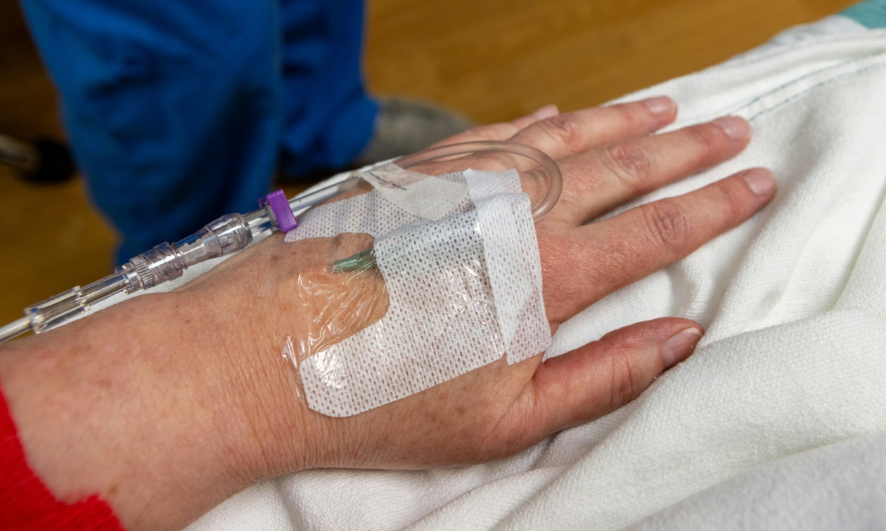 Γλυφάδα: «Η μητέρα μου είναι σε καταστολή», λέει η κόρη της 69χρονης που δέχθηκε πέτρα στο κεφάλι