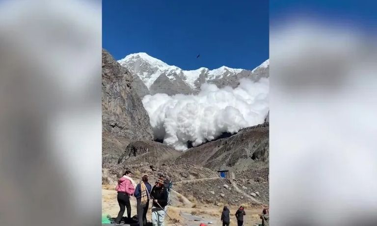 Ιμαλάια: Η στιγμή που τεράστια χιονοστιβάδα «κατάπιε» μια ολόκληρη κατασκήνωση