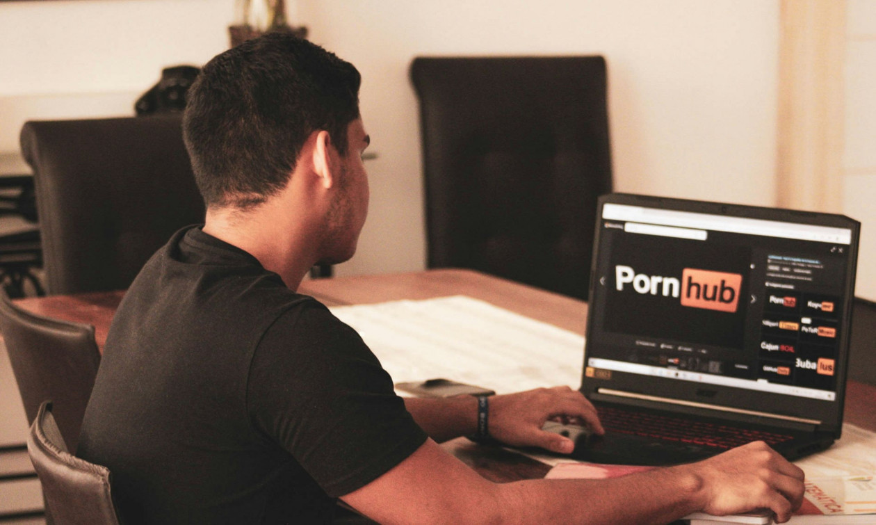 Κατά 77% έπεσε η επισκεψιμότητα του Pornhub, μετά την απαγόρευση σε ανηλίκους στη Βρετανία