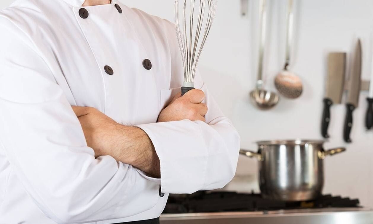 Χειροπέδες σε διάσημο τηλεοπτικό σεφ πέρασαν οι αστυνομικοί