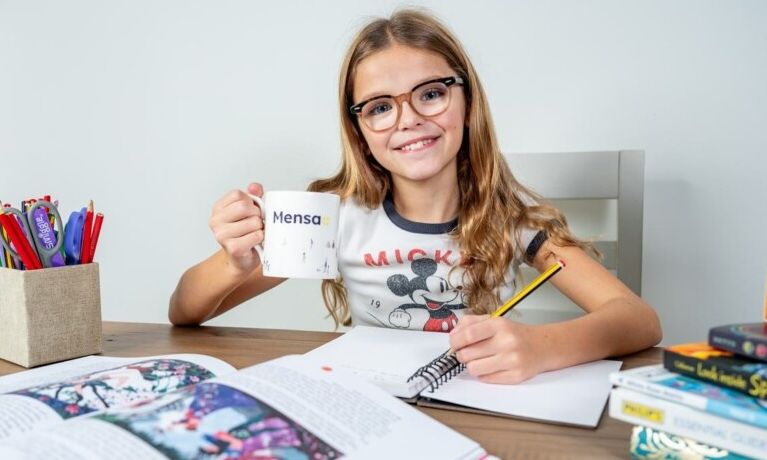 Αγγλία: 10χρονη έκανε τεστ δυσλεξίας και αποκαλύφθηκε ότι έχει IQ 136 – Έγινε μέλος της Mensa