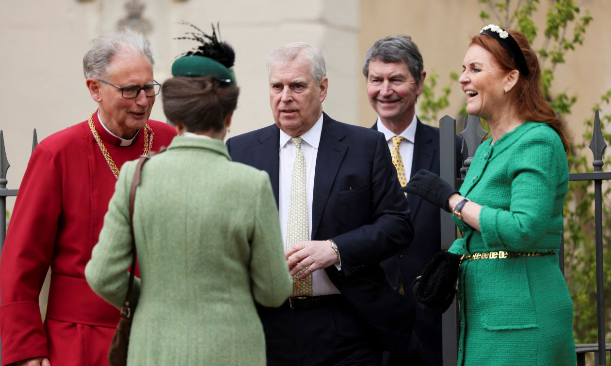 Η Σάρα Φέργκιουσον εγκαταλείπει τον ταπεινωμένο Άντριου και αυτός παζαρεύει με τον βασιλιά Κάρολο!