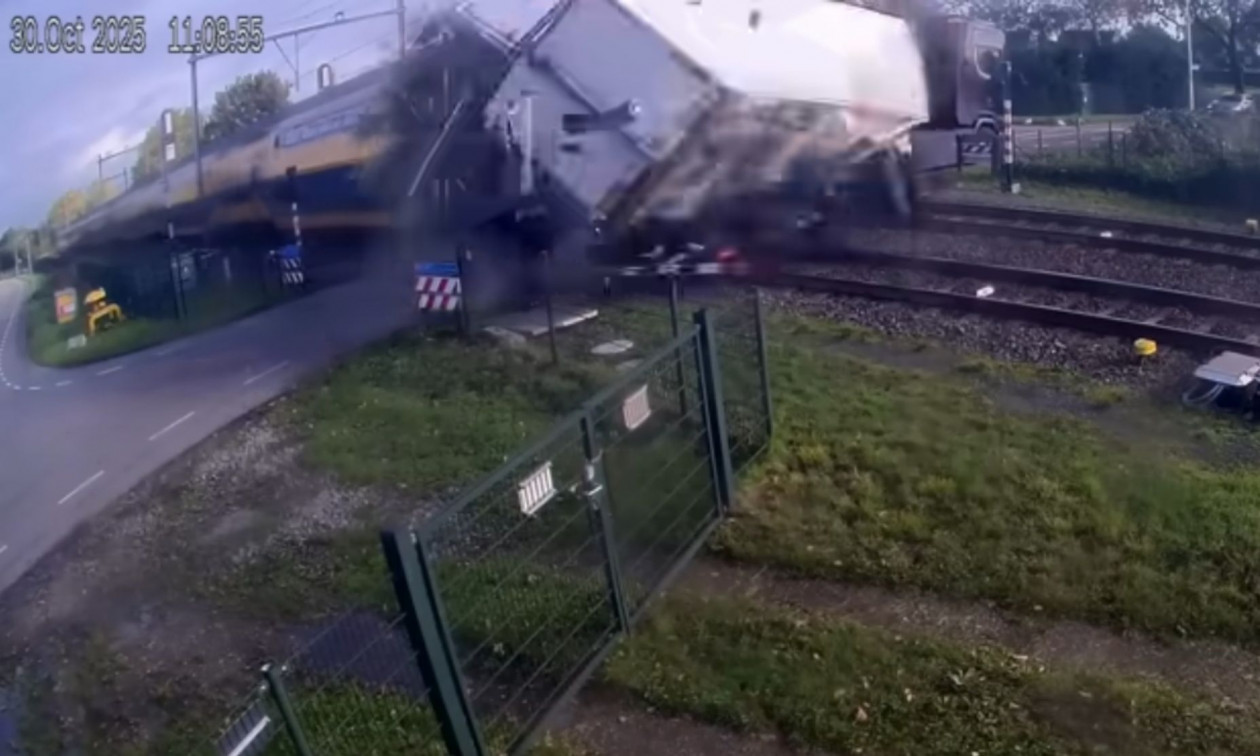Ολλανδία: Η τρομακτική στιγμή της σύγκρουσης τρένου με φορτηγό – Πέντε τραυματίες