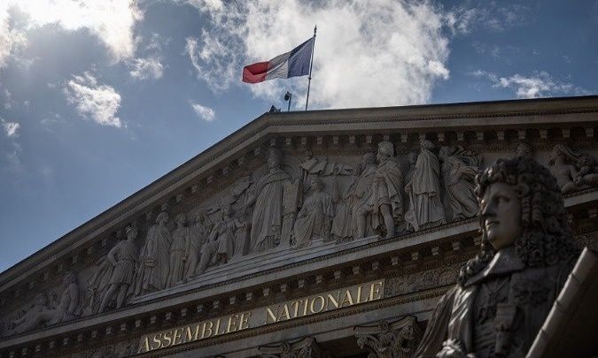 Γαλλία: Η Βουλή απέρριψε τον «φόρο Ζικμάν» για τη φορολόγηση των υπερπλούσιων