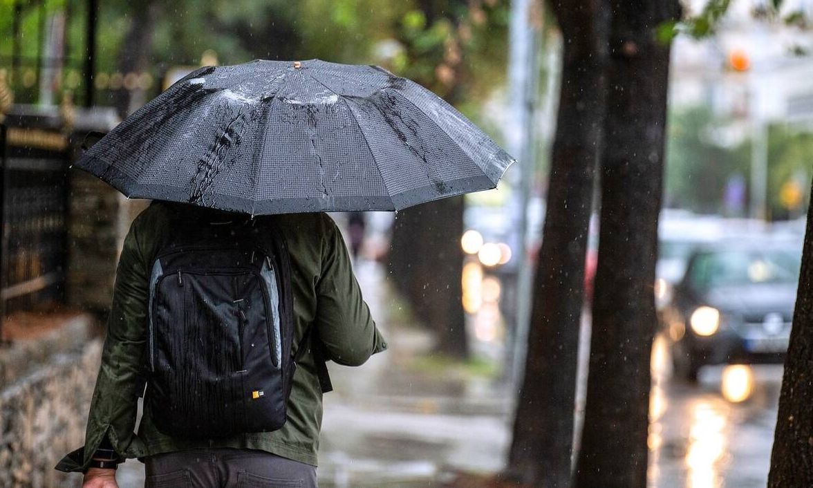 Καιρός αύριο: Φθινοπωρινό το σκηνικό – Συννεφιασμένη Κυριακή με βροχές και καταιγίδες