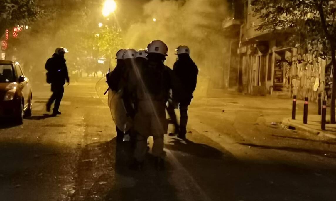 Εξάρχεια: Επίθεση με μολότοφ σε διμοιρία των ΜΑΤ