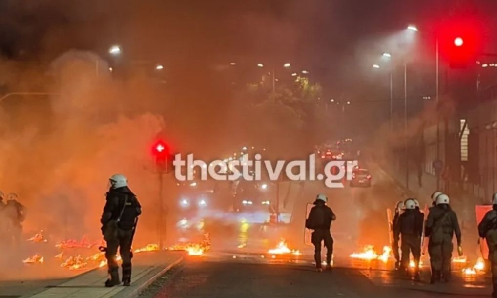 Θεσσαλονίκη: Επίθεση με μολότοφ σε ΜΑΤ – Zημιές σε αυτοκίνητα