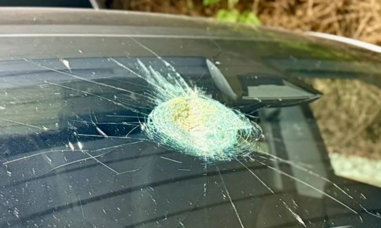 Αυστραλός υποστηρίζει ότι μετεωρίτης κατέστρεψε το παρμπρίζ της ολοκαίνουργιας Tesla του