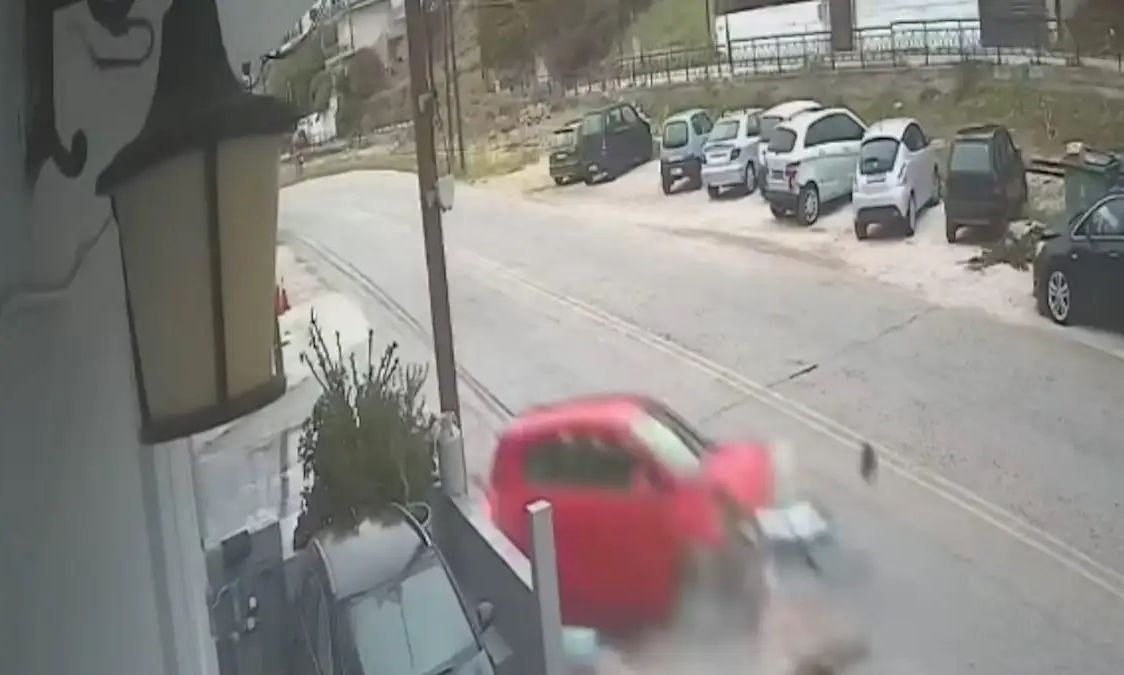 Κόρινθος: Σοβαρό τροχαίο με τρία αυτοκίνητα – Βίντεο από τη στιγμή της σύγκρουσης